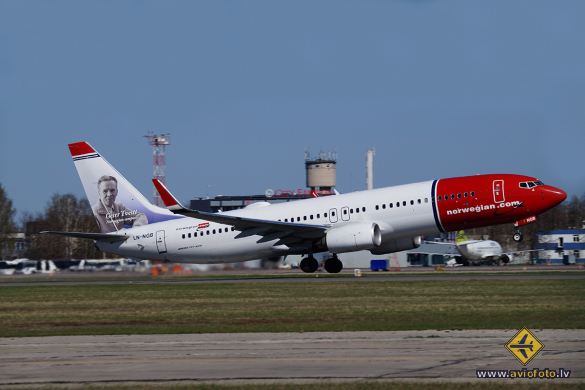 Boeing 737-8JP
